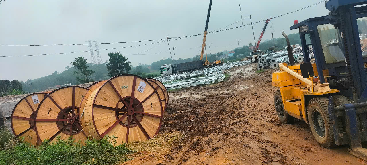 Công trình vận chuyển container nặng ra công trường tại Phú Thọ