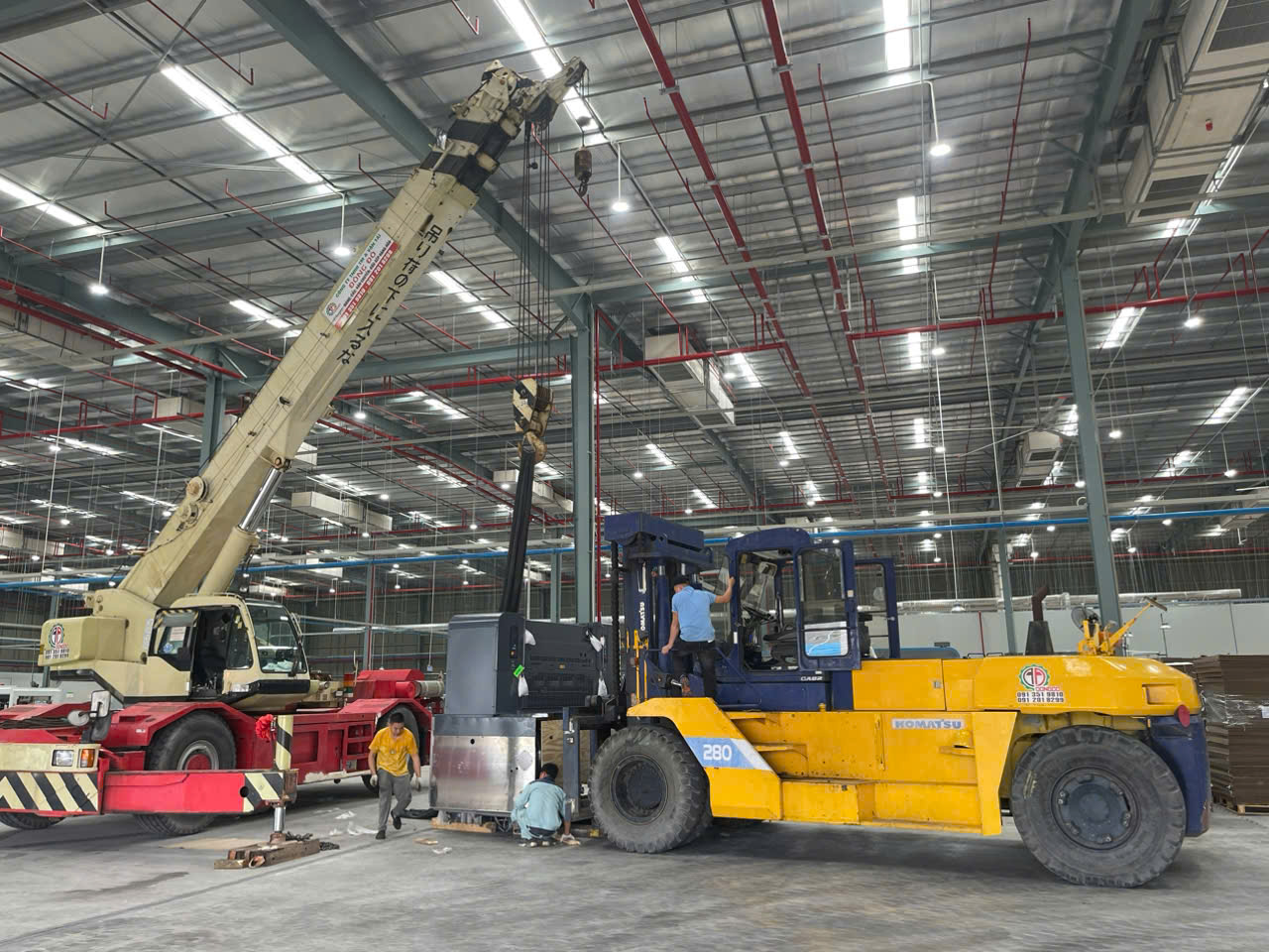 Công trình vận chuyển máy công nghiệp nặng đắt tiền