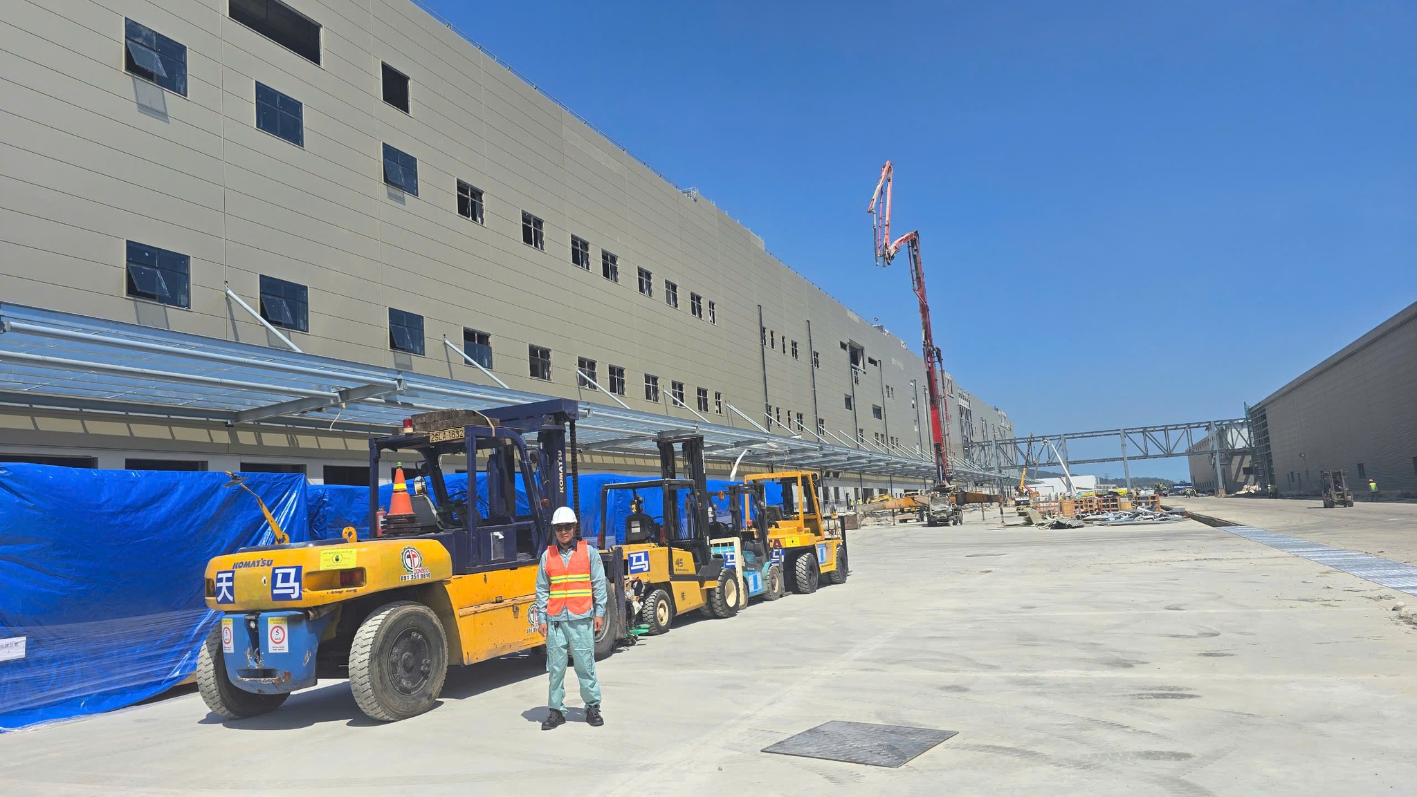Vận chuyển thiết bị máy móc công nghiệp cần thiết ra công trường