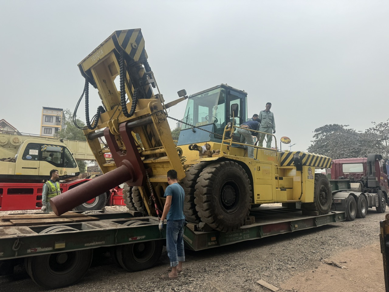 Công trình vận chuyển xe nâng hạng nặng cho khách hàng thuê sử dụng thời gian dài