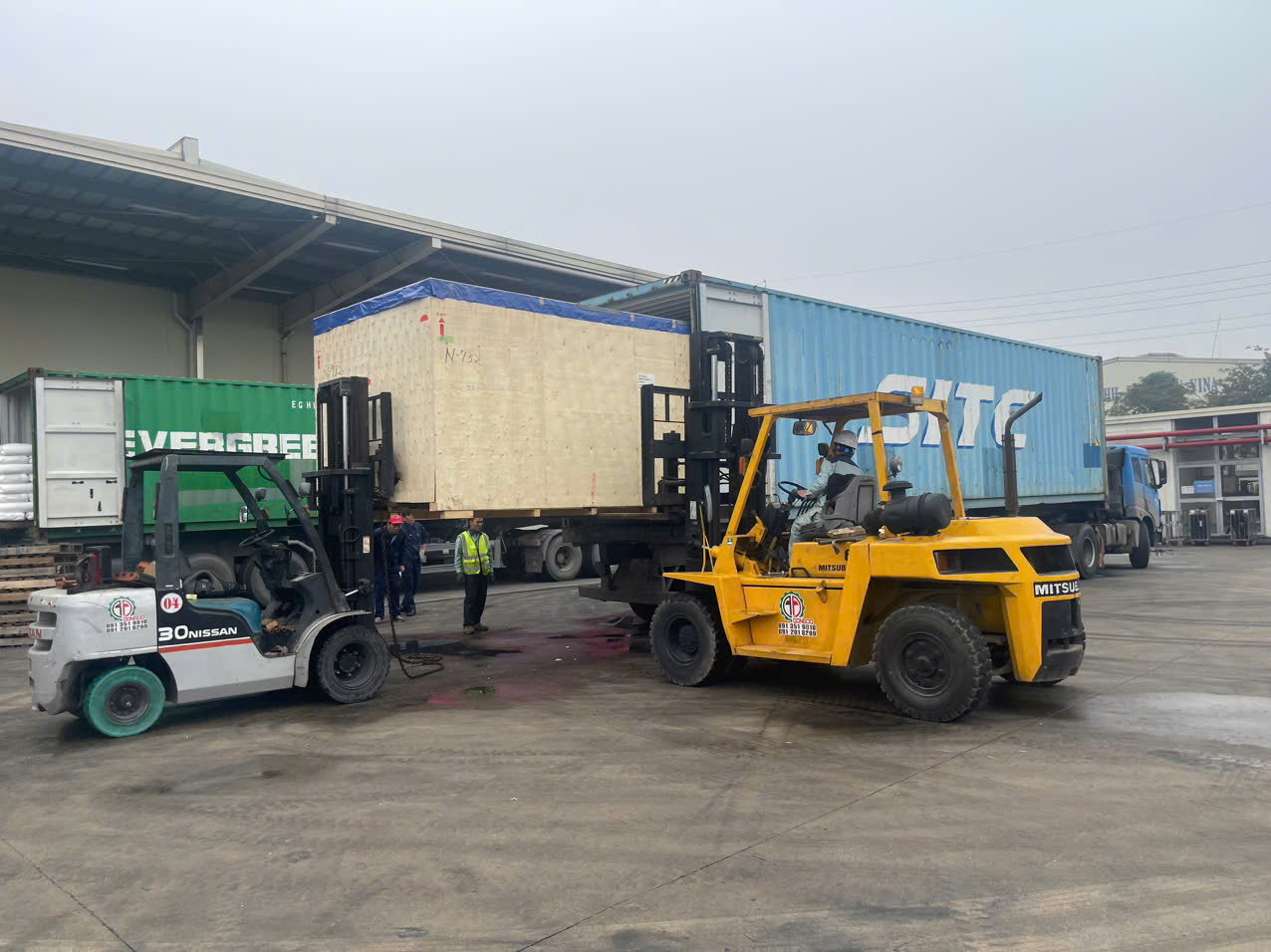 Vận chuyển máy móc nặng vào kho xưởng bằng xe nâng