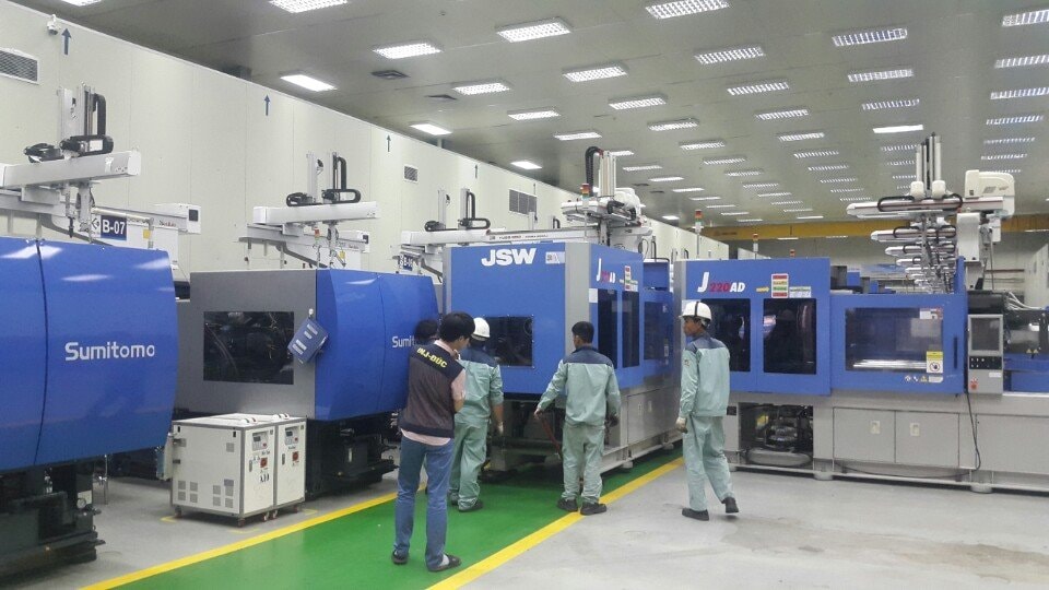Vận chuyển máy móc vào công xưởng cho khách hàng